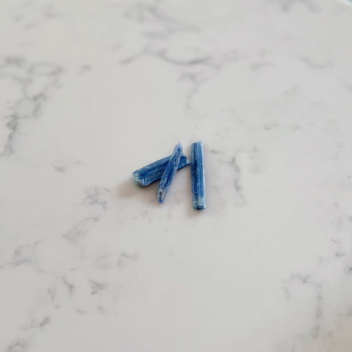 blue kyanite chips