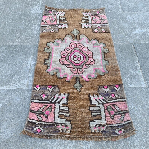 pony {1’6” x 2’11”}